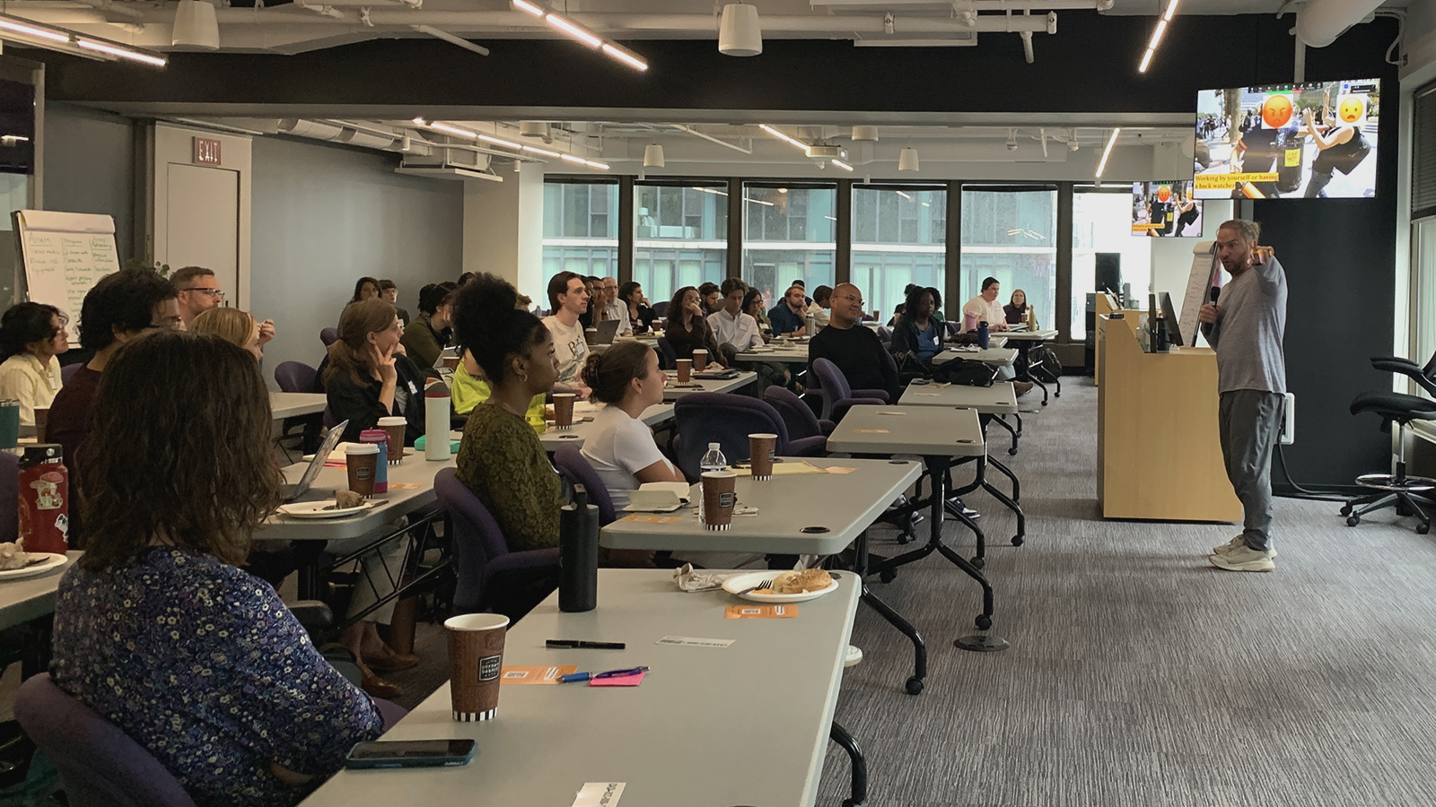 Security Director shares tips for covering protests with training participants in Chicago. Credit: IWMF Staff. Security Director shares tips for covering protests with training participants in Chicago. Credit: IWMF Staff.