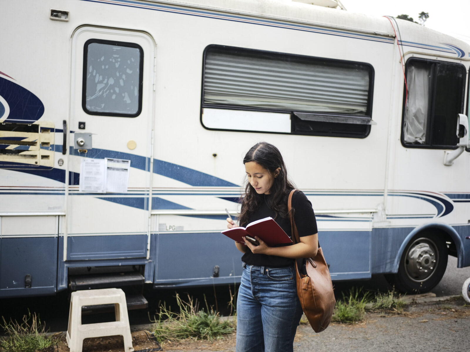 Mariana Duran takes notes in her journal for a report about RV displacement in the Lake Merced neighborhood in San Francisco, Calif., on Sept. 24, 2025. Photo: Pablo Unzueta for El Tecolote/CatchLight Local Mariana Duran takes notes in her journal for a report about RV displacement in the Lake Merced neighborhood in San Francisco, Calif., on Sept. 24, 2025. Photo: Pablo Unzueta for El Tecolote/CatchLight Local
